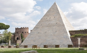 八木通商がローマのピラミッド修復を単独支援